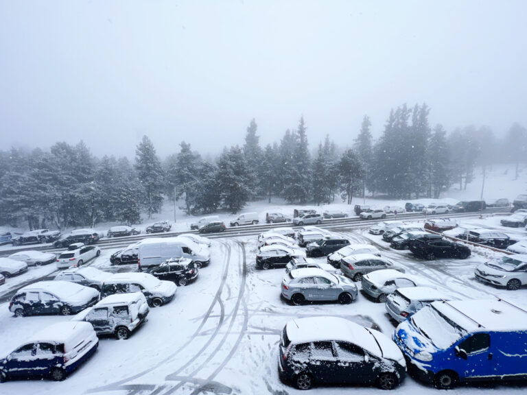 Sidewalk-and-parking-lot-ice-removal-tips
