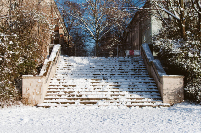 How-To-Melt-Ice-On-Concrete-Steps-And-Driveway-1