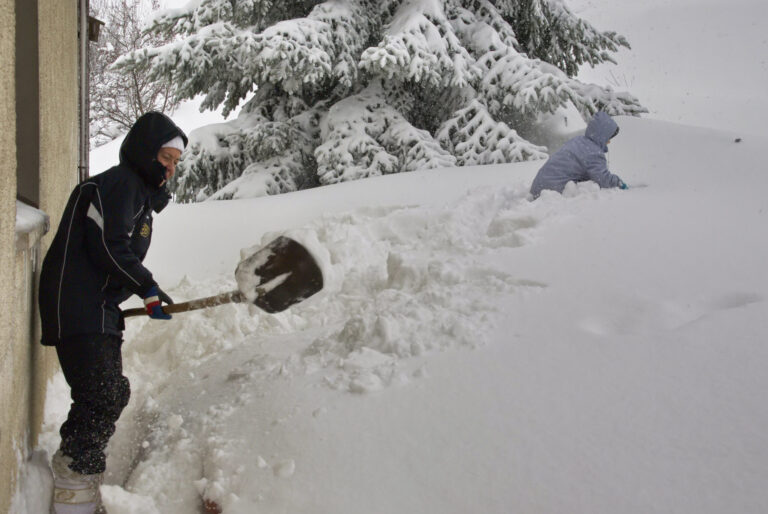 How-To-Melt-Ice-On-Concrete-Without-Salt