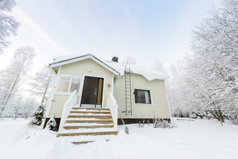 Things-You-ShouldnT-Do-When-Thawing-A-Roof