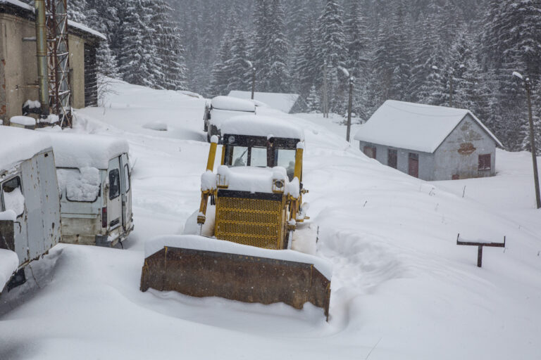 Snow-Melting-Driveways-and-Trucks-on-Roads