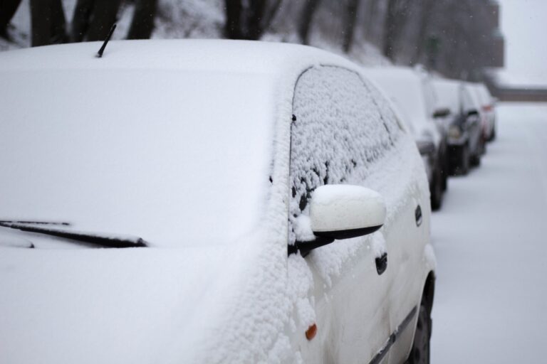 5 Easy Ways To Deicing Windshields Without A Scrapers